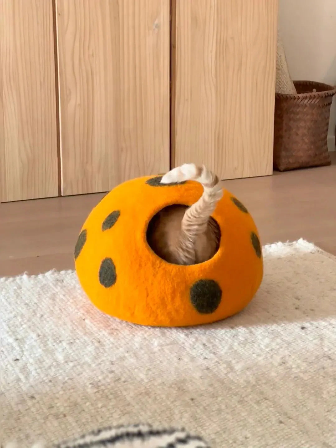 Niche Chat Feutre Laine Fait Main - Grotte Orange à Pois Café