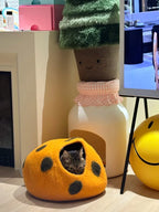 Niche Chat Feutre Laine Fait Main - Grotte Orange à Pois Café