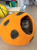 Niche Chat Feutre Laine Fait Main - Grotte Orange à Pois Café