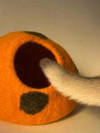 Niche Chat Feutre Laine Fait Main - Grotte Orange à Pois Café