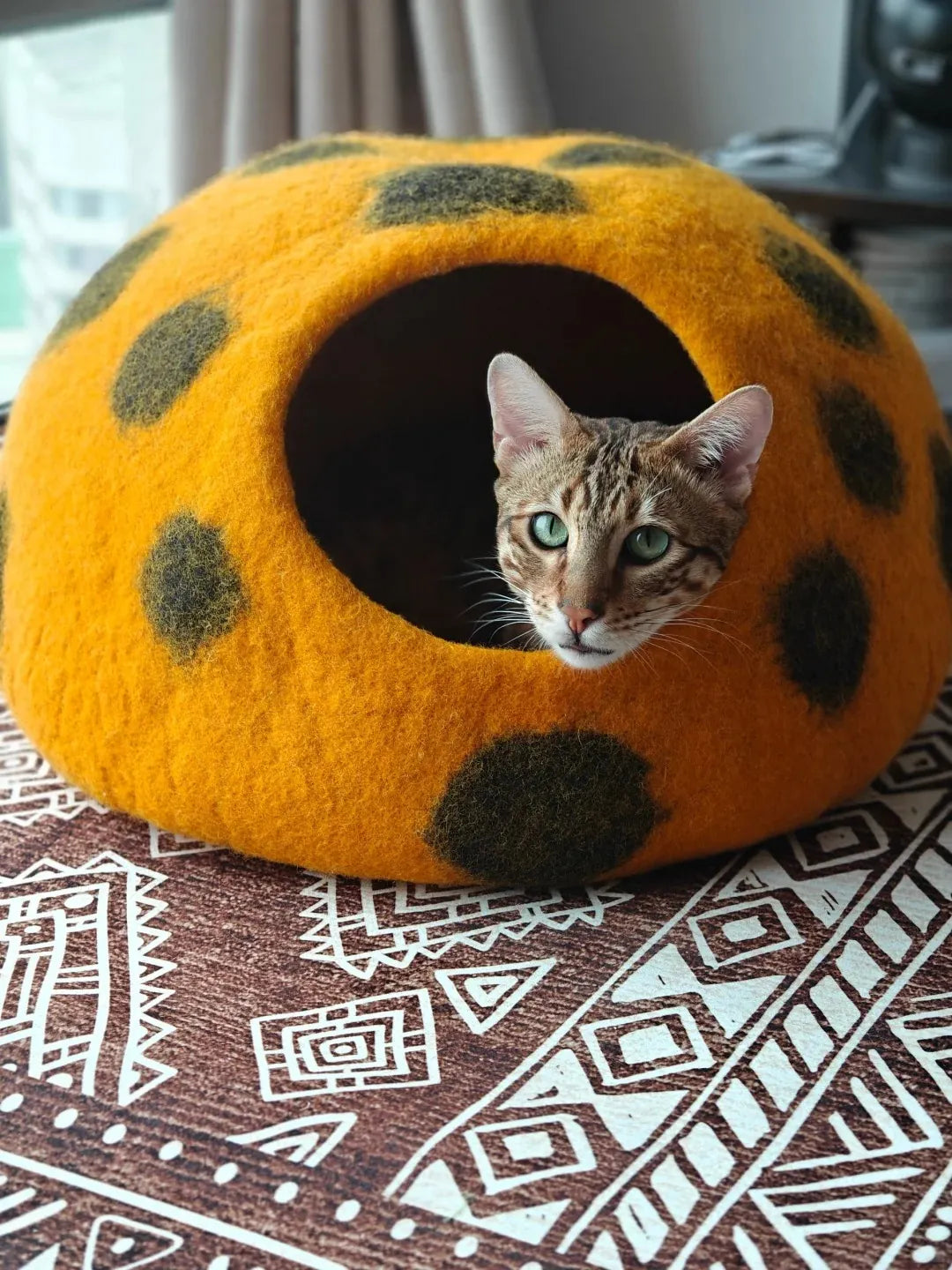 Niche Chat Feutre Laine Fait Main - Grotte Orange à Pois Café