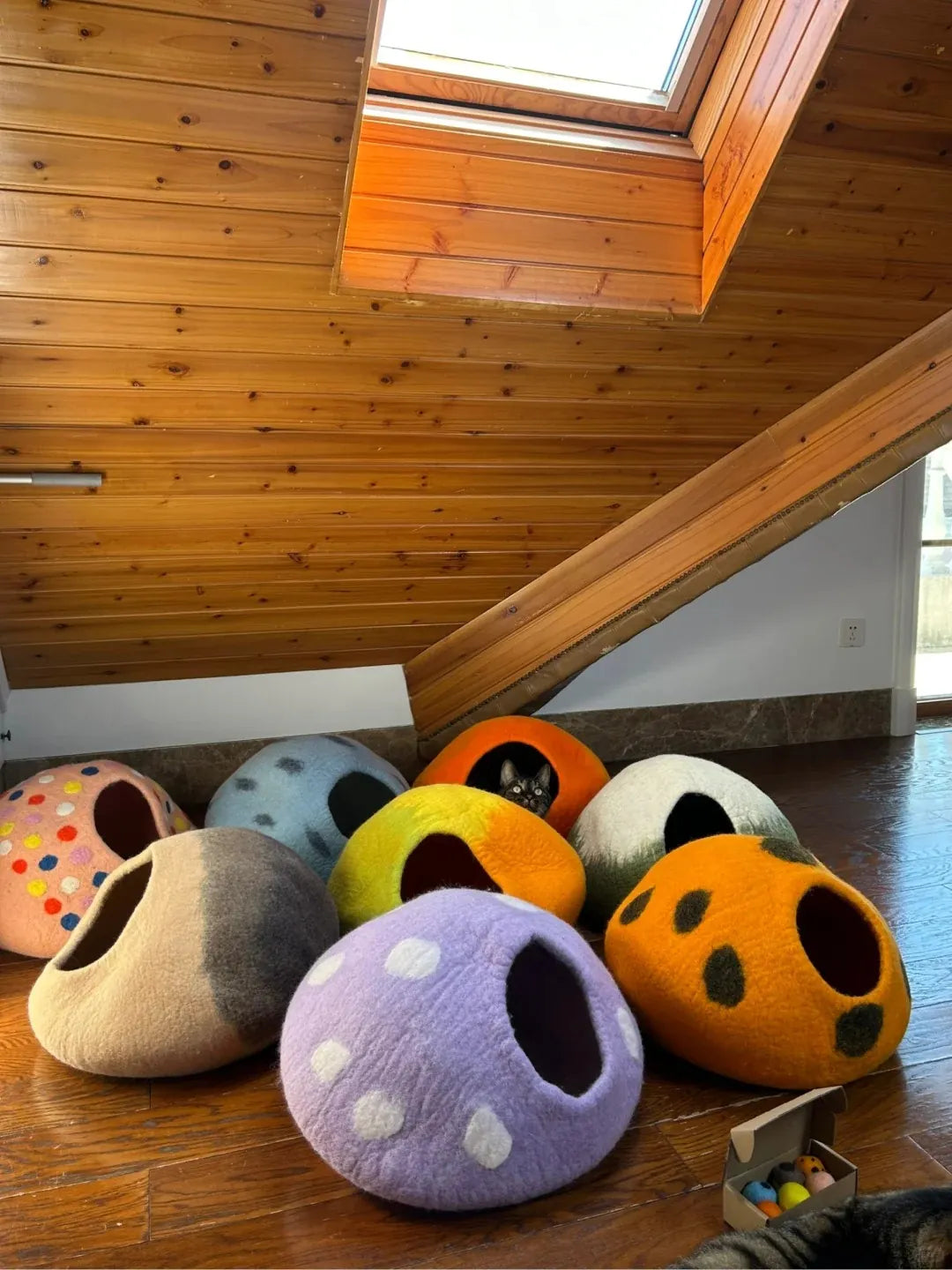 Niche Chat Feutre Laine Fait Main - Grotte Violette Mystique