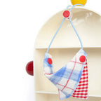 Bandana pour chien bleu blanc rouge suspendu sur un cintre