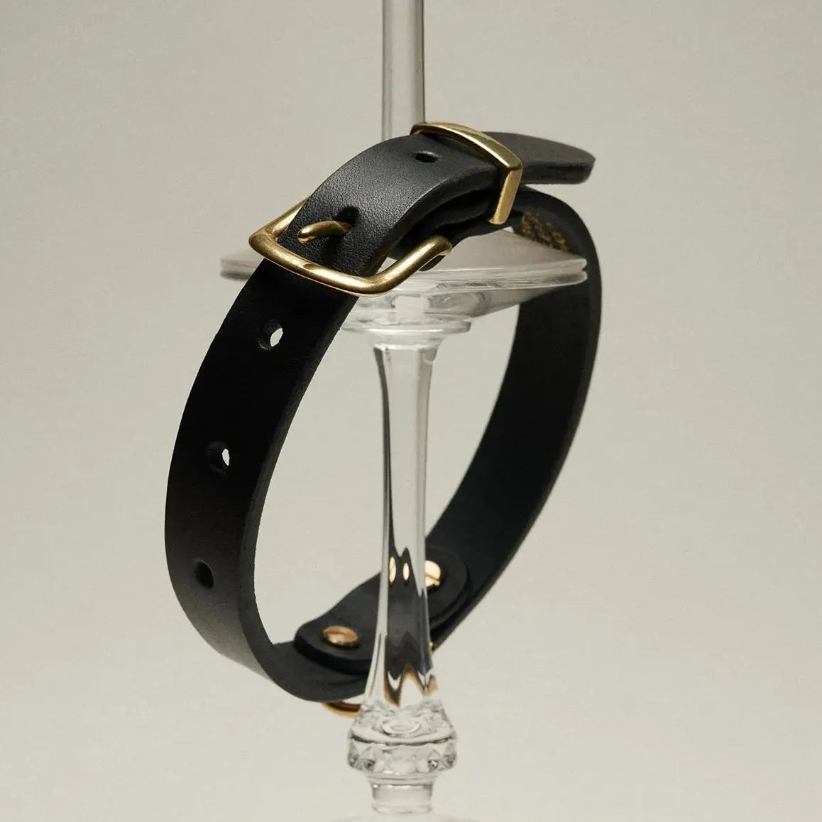 Collier cuir noir élégant avec gravure dorée personnalisée