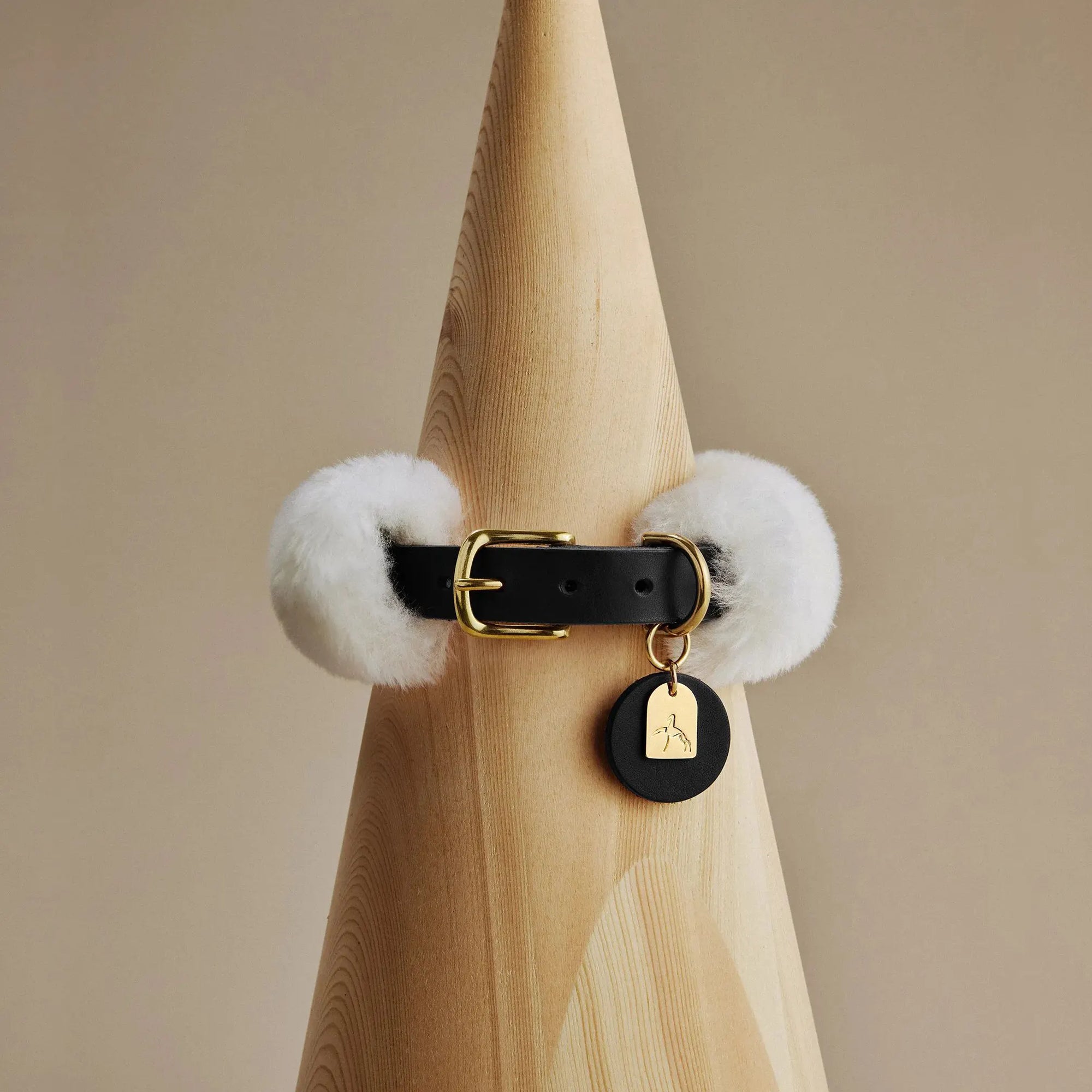 Collier chien noir en laine et cuir vue de face