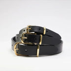 Gros plan sur les trois tailles de collier en cuir noir pour chien