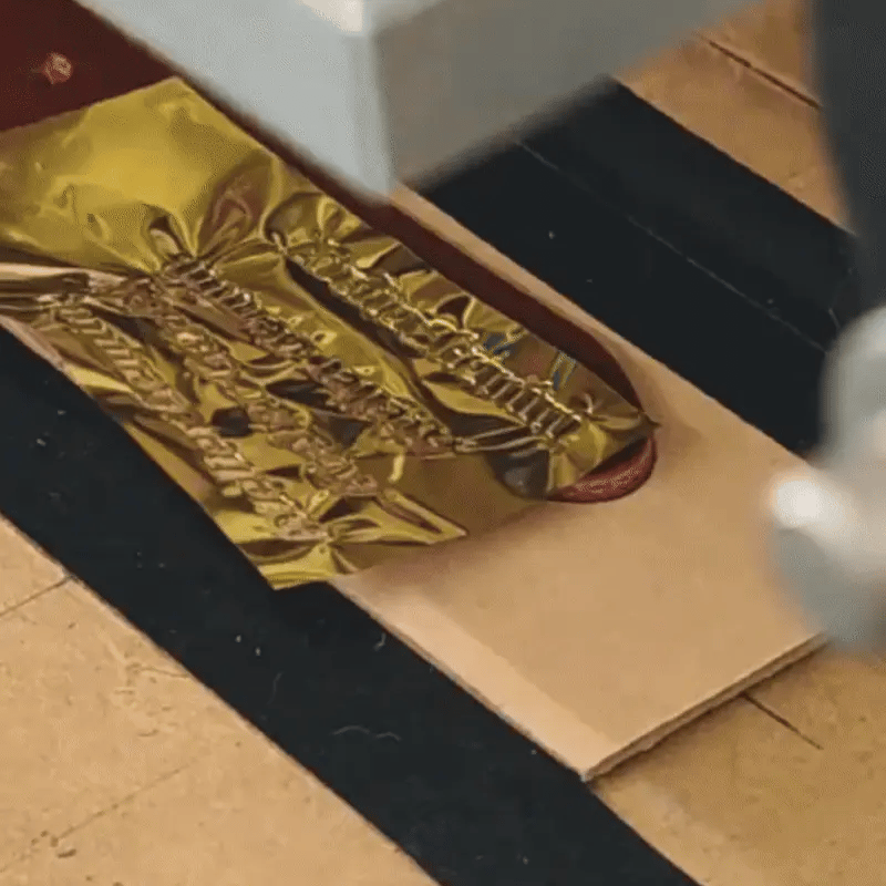 technique-dorure-chaud-personnalisation-collier-cuir-artisan-atelier