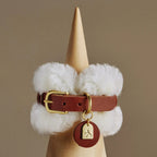 Gros plan de la face avant d'un collier artisanal haut de gamme en cuir pelucheux pour chien