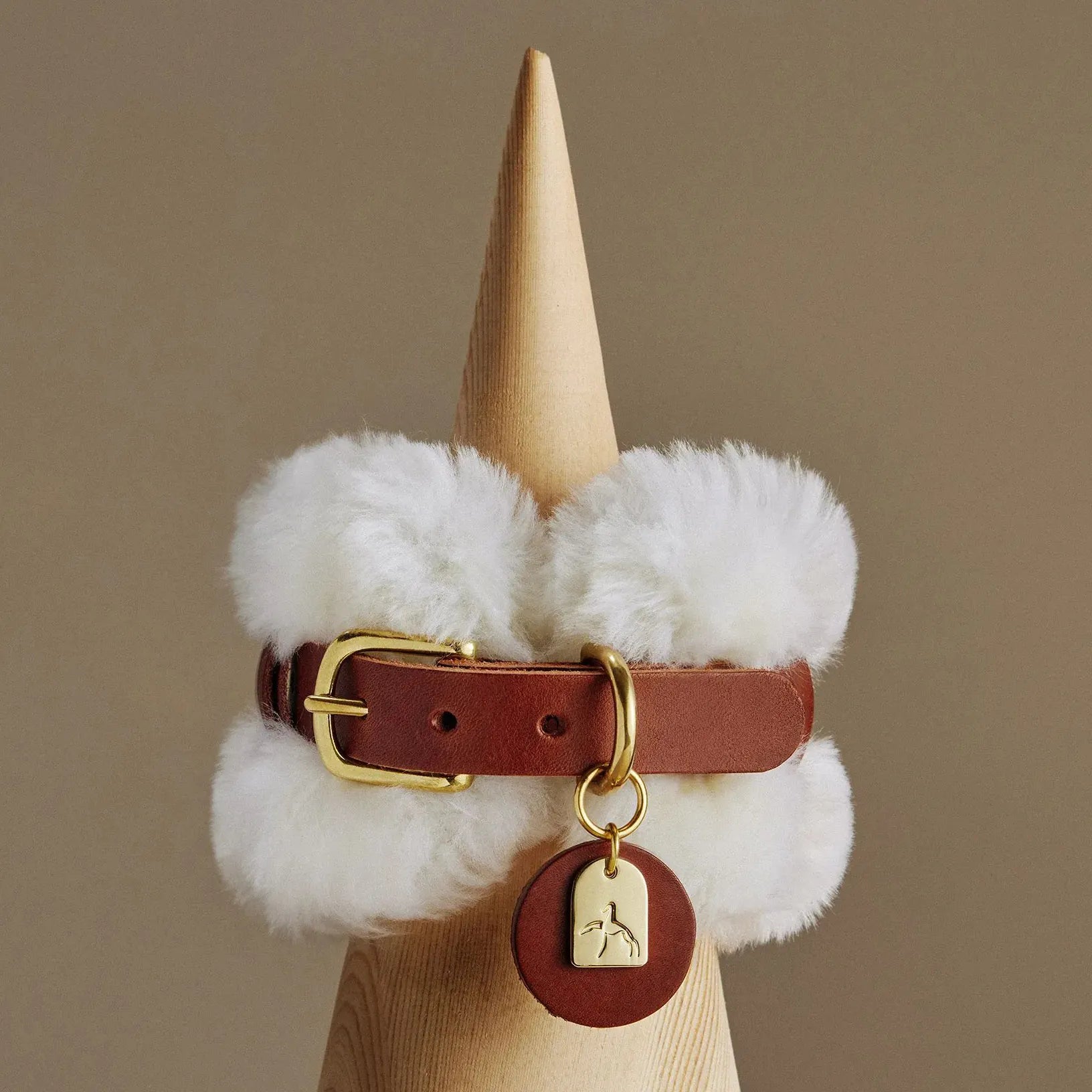 Gros plan de la face avant d'un collier artisanal haut de gamme en cuir pelucheux pour chien