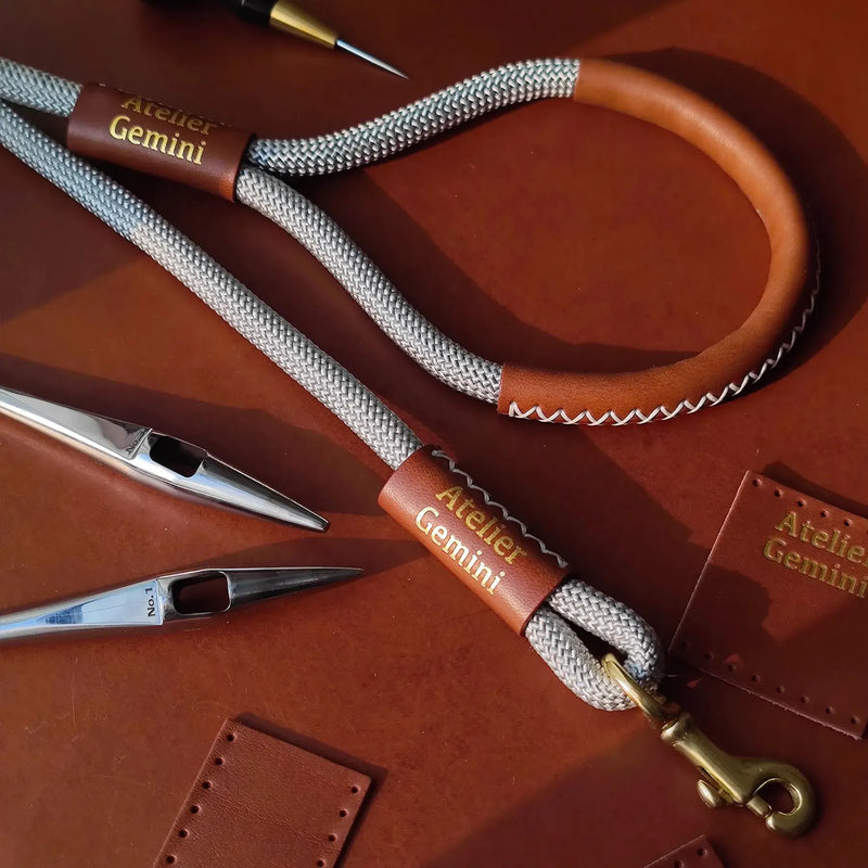 Détail zoom de la quincaillerie en laiton massif d'une laisse artisanale en nylon et cuir