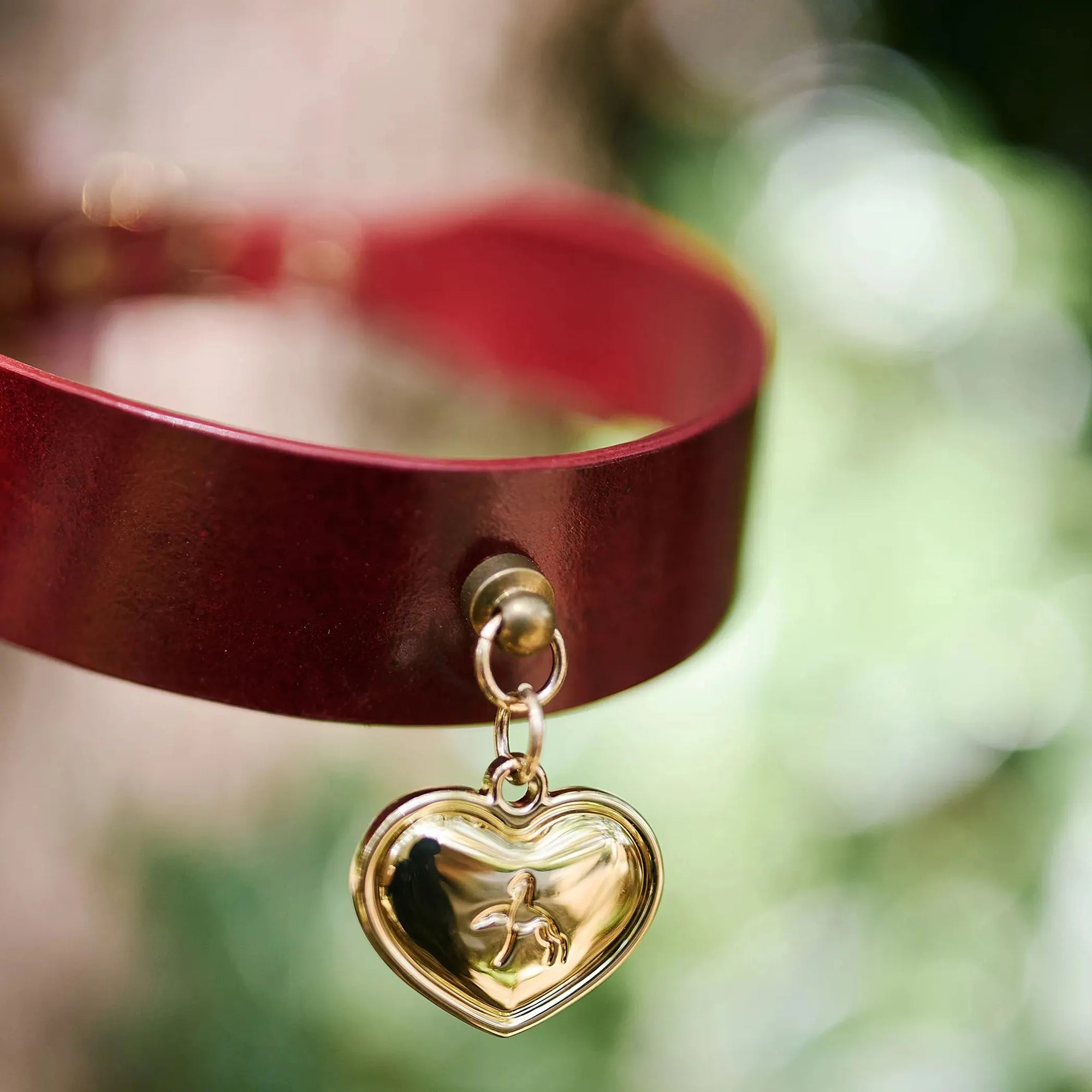 Médaillon personnalisé en forme de cœur doré avec collier rouge