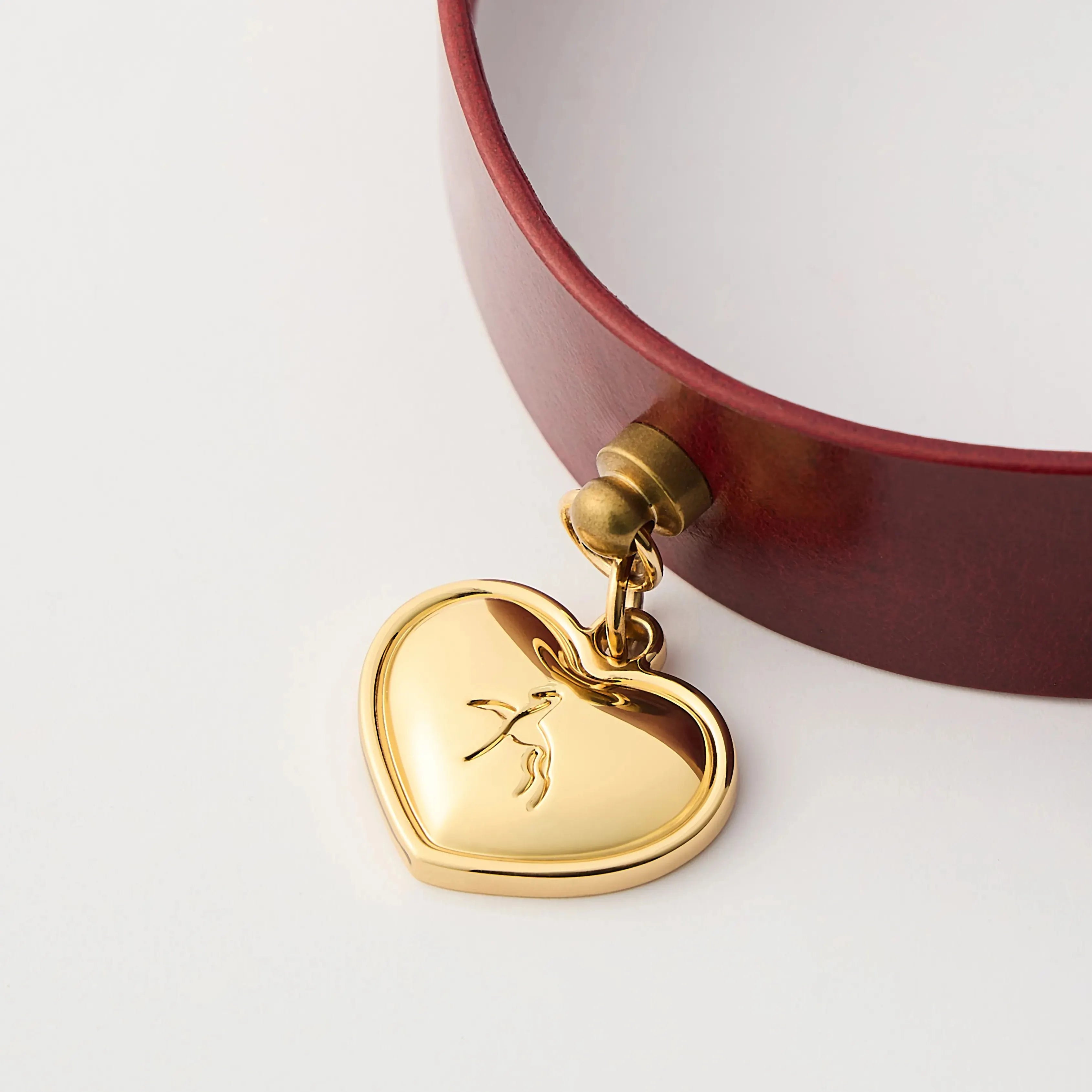 Médaillon personnalisé en forme de cœur doré avec collier bordeaux