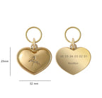 Détails recto verso de la médaille dorée gravée en forme de cœur
