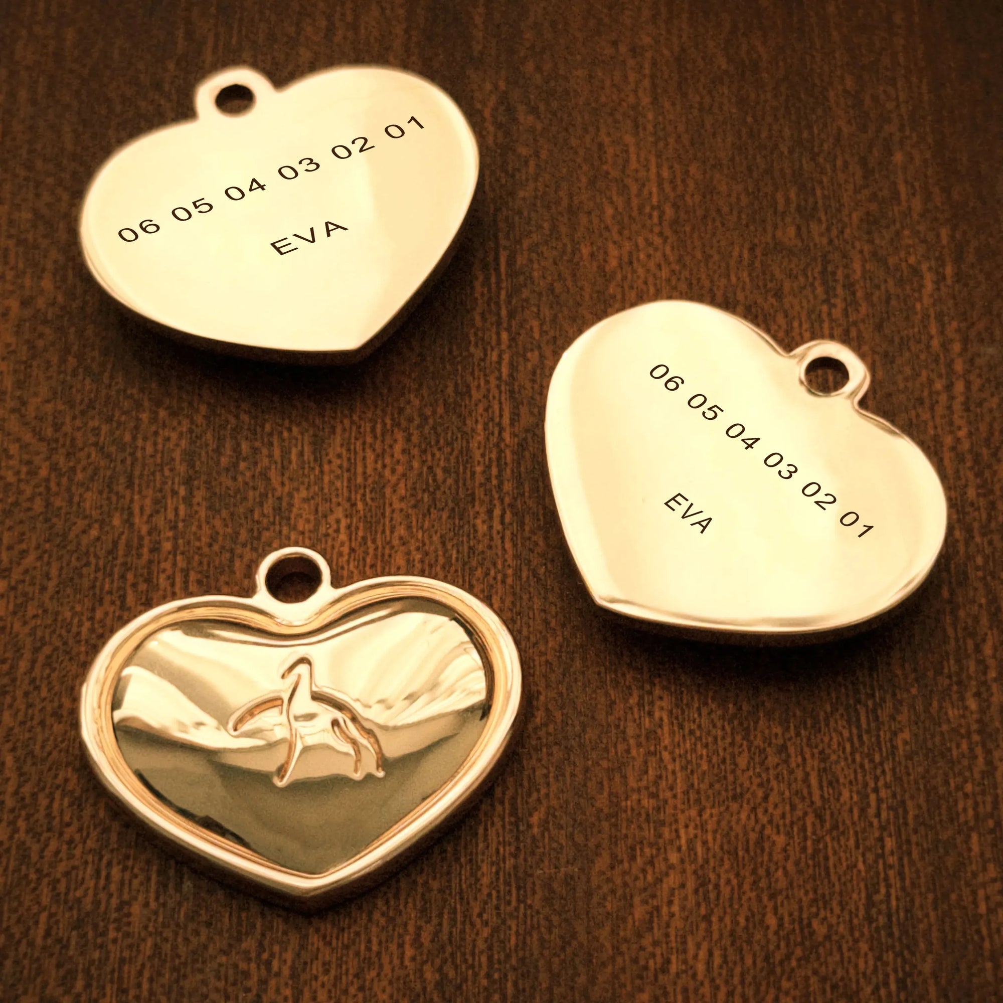 Détails recto verso de la médaille dorée luxe gravée en forme de cœur